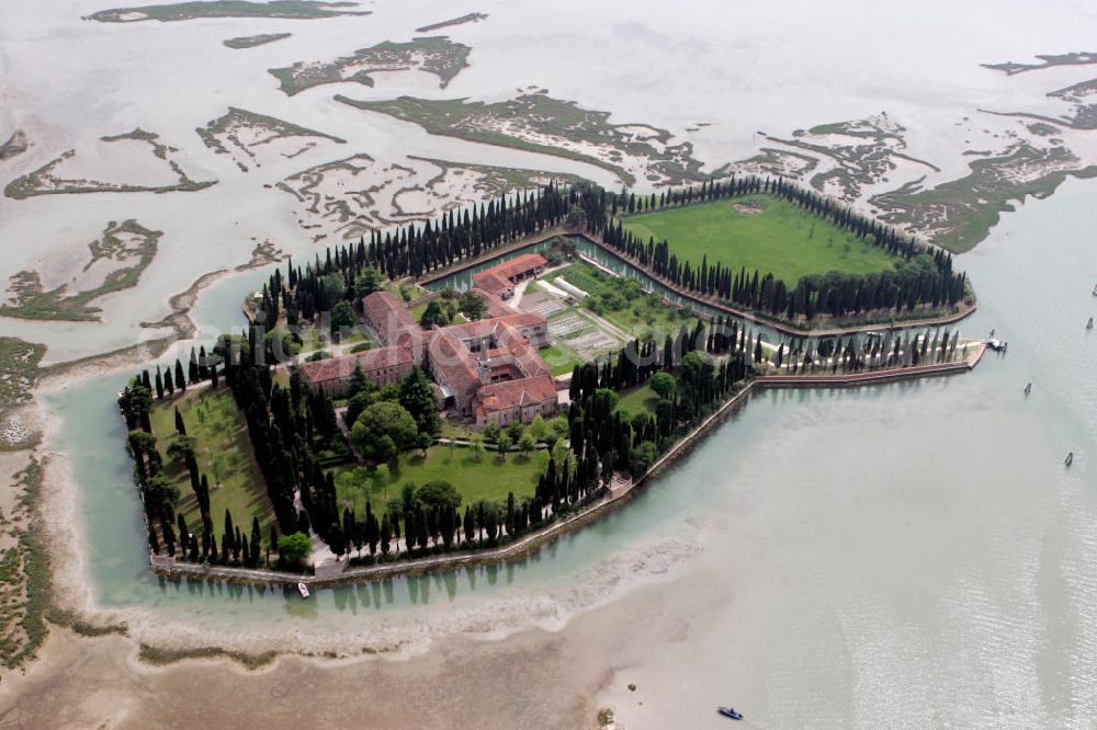 Venedig from above - Blick auf die Insel San Francesco del Deserto. Sie wurde nach dem Heiligen Franz von Assisi benannt. Heute befindet sich hier ein Franziskanerkloster. View to the island San Francesco del Deserto in Venice, wich is named after the holy Franz of Assisi. Today an monastery is situated on this island.