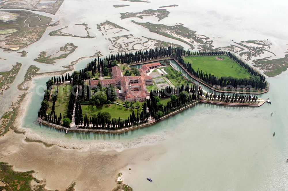 Venedig from the bird's eye view: Blick auf die Insel San Francesco del Deserto. Sie wurde nach dem Heiligen Franz von Assisi benannt. Heute befindet sich hier ein Franziskanerkloster. View to the island San Francesco del Deserto in Venice, wich is named after the holy Franz of Assisi. Today an monastery is situated on this island.