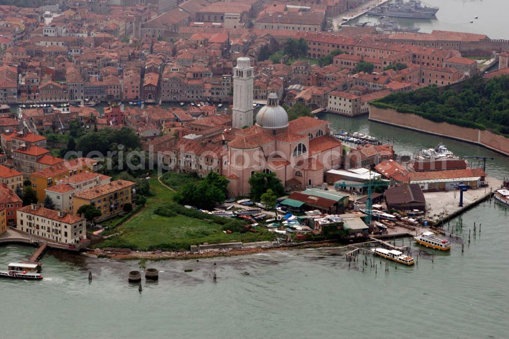 Venedig from above - Blick auf die Insel San Pietro di Castello in der Lagune von Venedig. Die Heutige Kathedrale wurde im 17. Jharhundert errichtet. Im Hintergrund ist der Stadtbezirk Castello zu erkennen. View to the island San Pietro di Castello in the lagoon of Venice. Todays cathedral was built in the 17. century. In the background is the district Castello recognizeable.