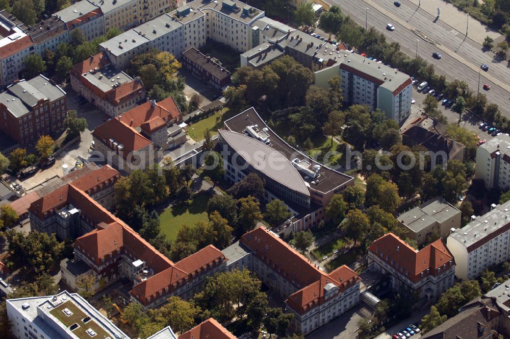 Aerial photograph Berlin-Lichtenberg - Gelände des Sana Klinikums in Berlin-Lichtenberg. Das Sana Klinikum Lichtenberg gehört zur Sana Kliniken Berlin-Brandenburg GmbH. Dies sind Einrichtungen zur ambulanten, stationären und rehabilitativen Gesundheitsversorgung in Berlin und Brandenburg. Adresse / Kontakt: Sana Klinikum Lichtenberg Fanningerstraße 32, 10365 Berlin - Lichtenberg; Fon: 030 - 55 18 0; Fax: 030 - 55 18 40 04; Mail: info@sana-kl.de Weitere Informationen: http://