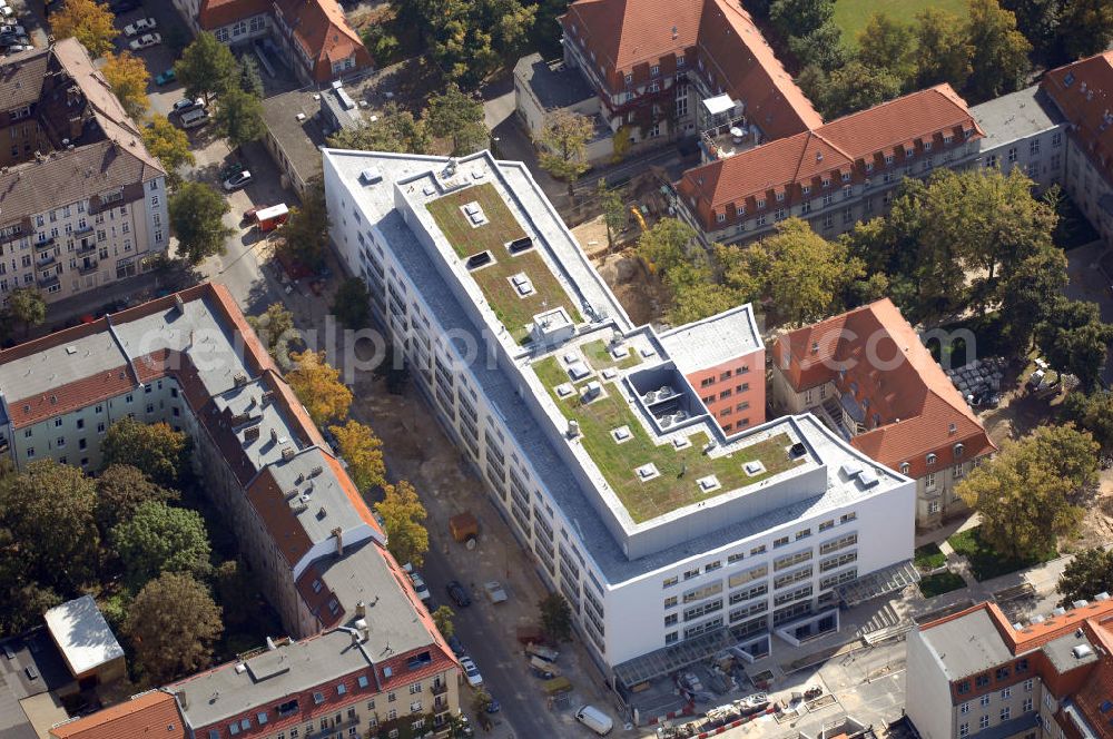 Berlin-Lichtenberg from above - Gelände des Sana Klinikums in Berlin-Lichtenberg. Blick auf den Erweiterungsbau. Das Sana Klinikum Lichtenberg gehört zur Sana Kliniken Berlin-Brandenburg GmbH. Dies sind Einrichtungen zur ambulanten, stationären und rehabilitativen Gesundheitsversorgung in Berlin und Brandenburg. Adresse / Kontakt: Sana Klinikum Lichtenberg Fanningerstraße 32, 10365 Berlin - Lichtenberg; Fon: 030 - 55 18 0; Fax: 030 - 55 18 40 04; Mail: info@sana-kl.de Weitere Informationen: http://