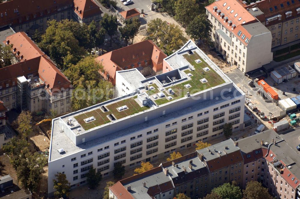 Aerial image Berlin-Lichtenberg - Gelände des Sana Klinikums in Berlin-Lichtenberg. Blick auf den Erweiterungsbau. Das Sana Klinikum Lichtenberg gehört zur Sana Kliniken Berlin-Brandenburg GmbH. Dies sind Einrichtungen zur ambulanten, stationären und rehabilitativen Gesundheitsversorgung in Berlin und Brandenburg. Adresse / Kontakt: Sana Klinikum Lichtenberg Fanningerstraße 32, 10365 Berlin - Lichtenberg; Fon: 030 - 55 18 0; Fax: 030 - 55 18 40 04; Mail: info@sana-kl.de Weitere Informationen: http://