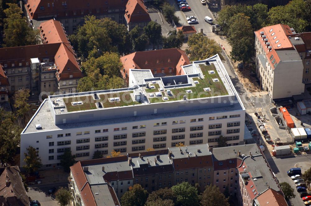 Aerial photograph Berlin-Lichtenberg - Gelände des Sana Klinikums in Berlin-Lichtenberg. Blick auf den Erweiterungsbau. Das Sana Klinikum Lichtenberg gehört zur Sana Kliniken Berlin-Brandenburg GmbH. Dies sind Einrichtungen zur ambulanten, stationären und rehabilitativen Gesundheitsversorgung in Berlin und Brandenburg. Adresse / Kontakt: Sana Klinikum Lichtenberg Fanningerstraße 32, 10365 Berlin - Lichtenberg; Fon: 030 - 55 18 0; Fax: 030 - 55 18 40 04; Mail: info@sana-kl.de Weitere Informationen: http://