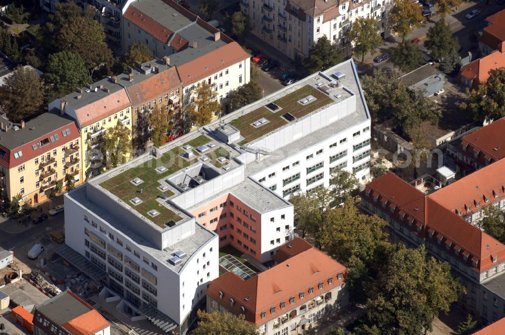 Aerial photograph Berlin-Lichtenberg - Gelände des Sana Klinikums in Berlin-Lichtenberg. Das Sana Klinikum Lichtenberg gehört zur Sana Kliniken Berlin-Brandenburg GmbH. Dies sind Einrichtungen zur ambulanten, stationären und rehabilitativen Gesundheitsversorgung in Berlin und Brandenburg. Adresse / Kontakt: Sana Klinikum Lichtenberg Fanningerstraße 32, 10365 Berlin - Lichtenberg; Fon: 030 - 55 18 0; Fax: 030 - 55 18 40 04; Mail: info@sana-kl.de Weitere Informationen: http://