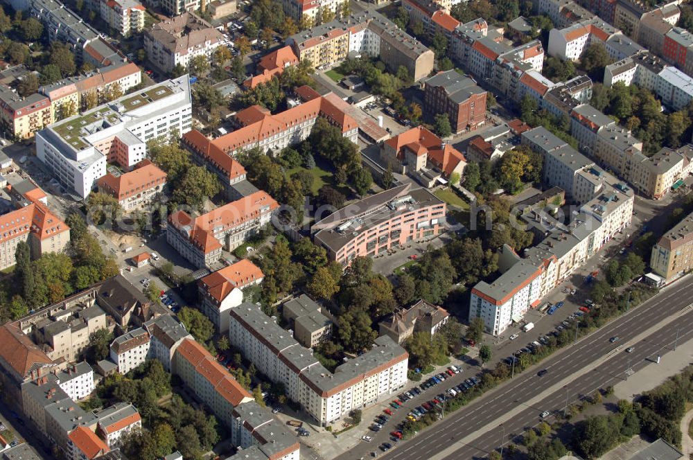 Berlin-Lichtenberg from above - Gelände des Sana Klinikums in Berlin-Lichtenberg. Das Sana Klinikum Lichtenberg gehört zur Sana Kliniken Berlin-Brandenburg GmbH. Dies sind Einrichtungen zur ambulanten, stationären und rehabilitativen Gesundheitsversorgung in Berlin und Brandenburg. Adresse / Kontakt: Sana Klinikum Lichtenberg Fanningerstraße 32, 10365 Berlin - Lichtenberg; Fon: 030 - 55 18 0; Fax: 030 - 55 18 40 04; Mail: info@sana-kl.de Weitere Informationen: http://