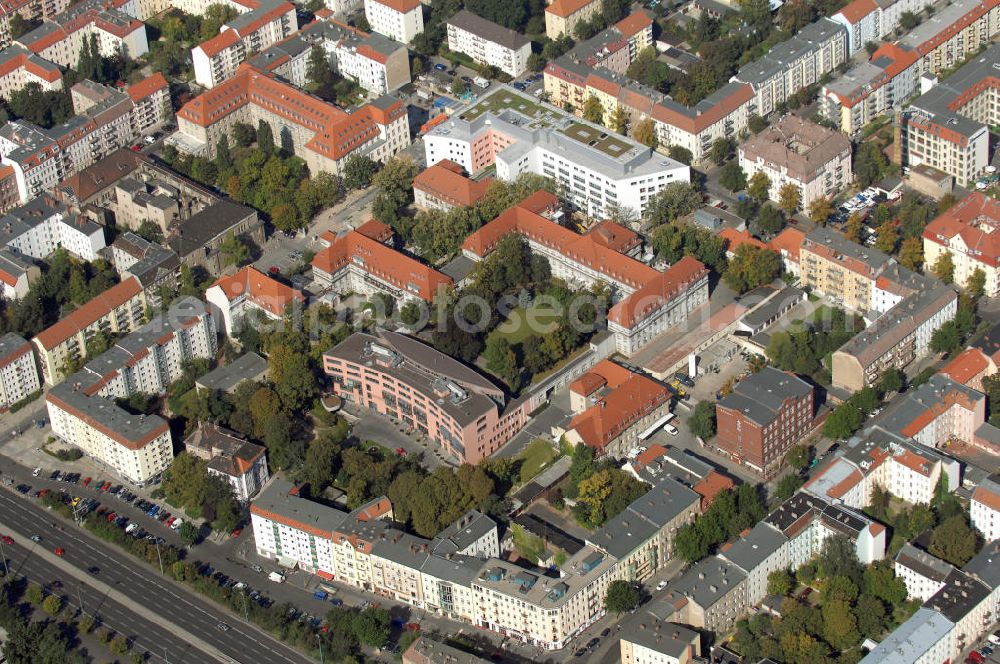 Berlin-Lichtenberg from above - Gelände des Sana Klinikums in Berlin-Lichtenberg. Das Sana Klinikum Lichtenberg gehört zur Sana Kliniken Berlin-Brandenburg GmbH. Dies sind Einrichtungen zur ambulanten, stationären und rehabilitativen Gesundheitsversorgung in Berlin und Brandenburg. Adresse / Kontakt: Sana Klinikum Lichtenberg Fanningerstraße 32, 10365 Berlin - Lichtenberg; Fon: 030 - 55 18 0; Fax: 030 - 55 18 40 04; Mail: info@sana-kl.de Weitere Informationen: http://