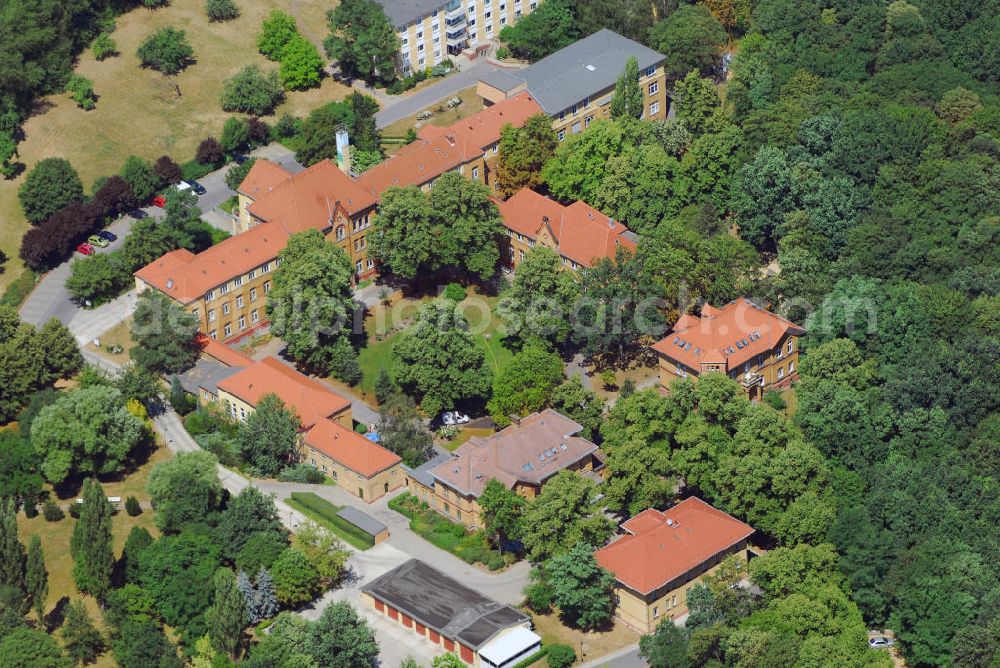 Berlin from above - Blick auf die Klinik für Kinder - und Jugendmedizin Lindenhof des Sana Klinikums Lichtenberg. Die Klinik befindet sich auf einem historischen Gelände. Seit 1941 versprechen die gepflegte, grüne Umgebung sowie die fürsorgliche Zuwendung der Klinikangestellten eine schnelle Heilung der kleinen Patienten. Kontakt: Sana Klinikum Lichtenberg, Fanningerstraße 32, 10365 Berlin, Tel. +49(0)30 5518 0, Fax +49(0)30 5518 4004, Email: info@sana-kl.de