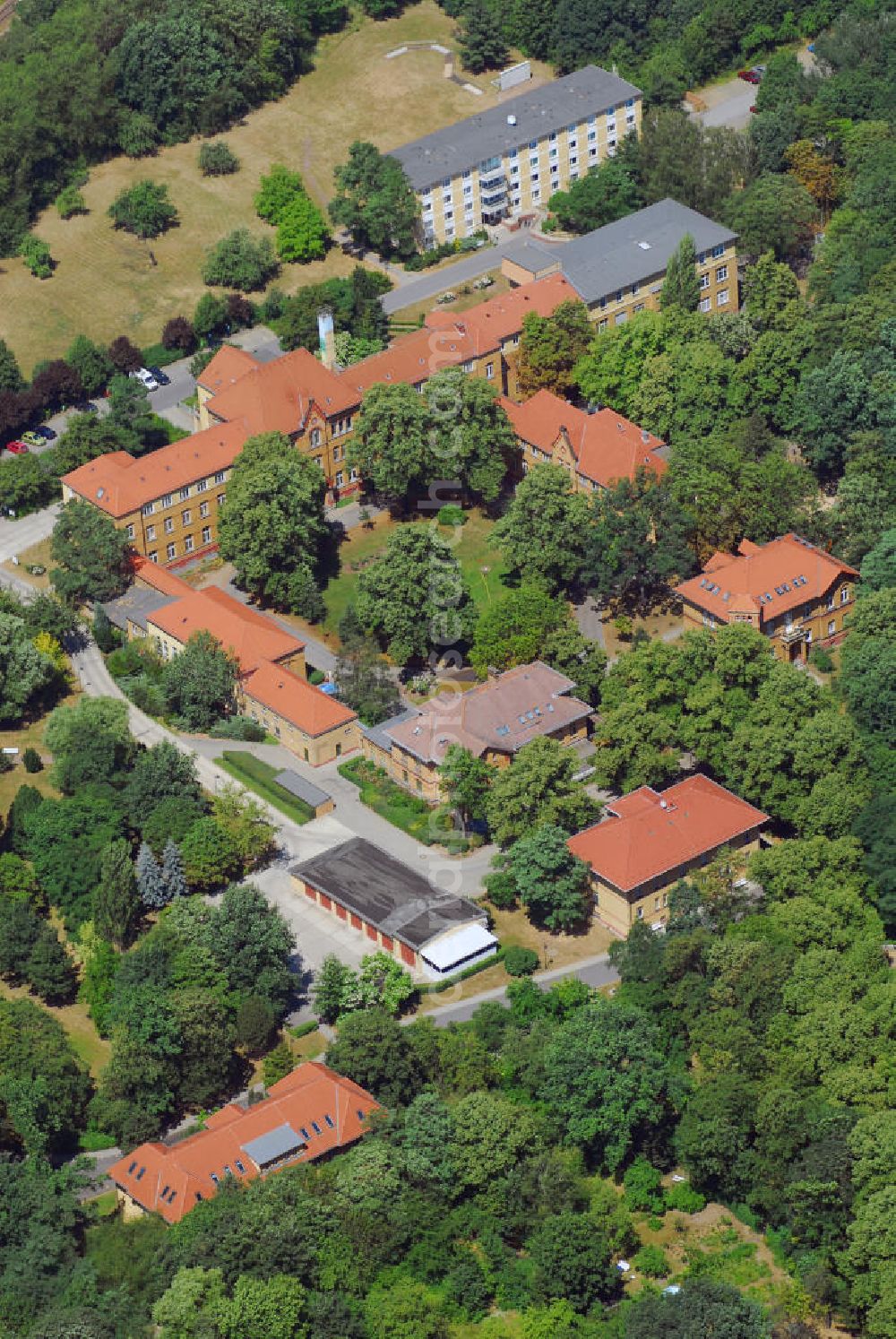 Berlin from the bird's eye view: Blick auf die Klinik für Kinder - und Jugendmedizin Lindenhof des Sana Klinikums Lichtenberg. Die Klinik befindet sich auf einem historischen Gelände. Seit 1941 versprechen die gepflegte, grüne Umgebung sowie die fürsorgliche Zuwendung der Klinikangestellten eine schnelle Heilung der kleinen Patienten. Kontakt: Sana Klinikum Lichtenberg, Fanningerstraße 32, 10365 Berlin, Tel. +49(0)30 5518 0, Fax +49(0)30 5518 4004, Email: info@sana-kl.de