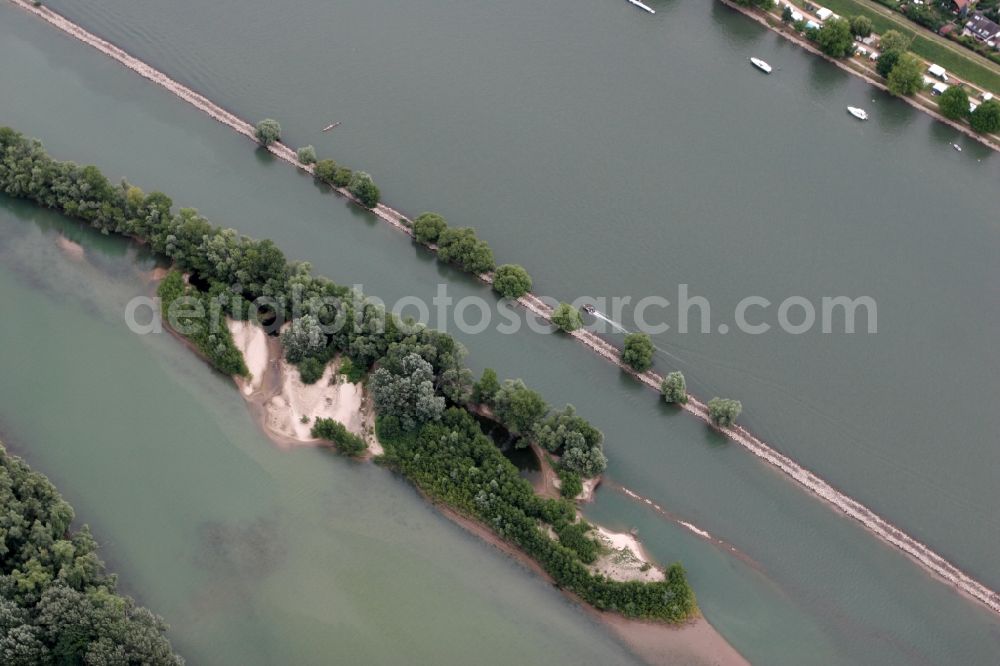 Aerial photograph Ingelheim am Rhein - Sand bank in the Rhine in the Heidenfahrt part of Heidesheim am Rhein in the state of Rhineland-Palatinate. The sand bank is created by a connection to the sandy riverbank and forms islands and peninsulas. The Rhine is the border between the states of Hesse and Rhineland-Palatinate