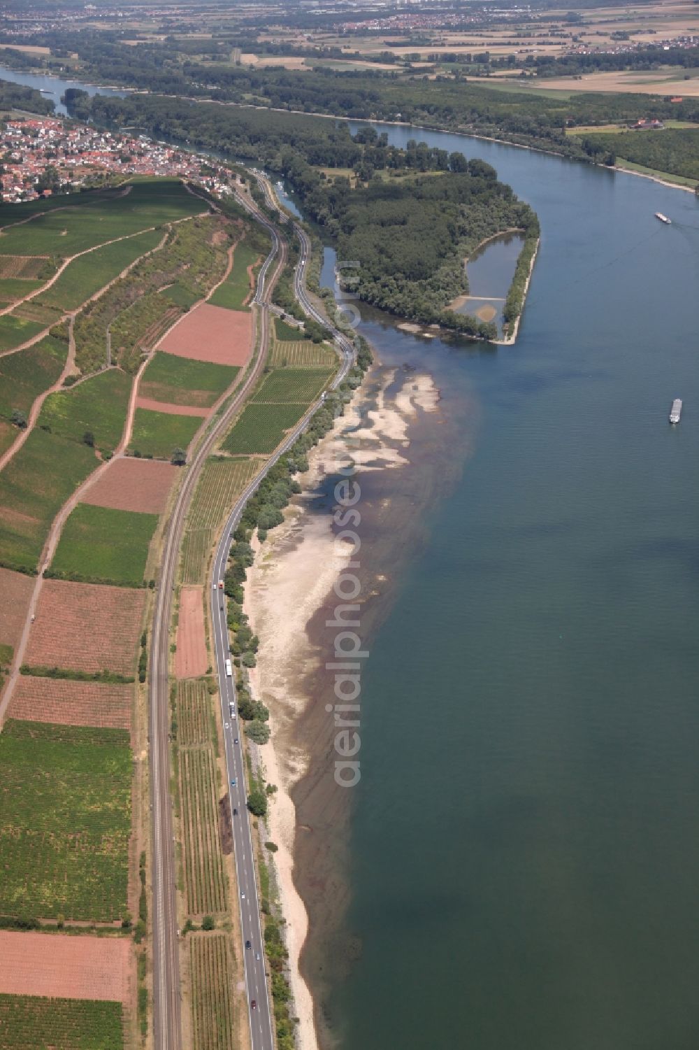 Aerial image Nackenheim - Sand banks at low tide of the Rhine at Nackenheim in Rhineland-Palatinate. On the left bank of the Rhine in front the island Kisselwoerth emerge sandbanks