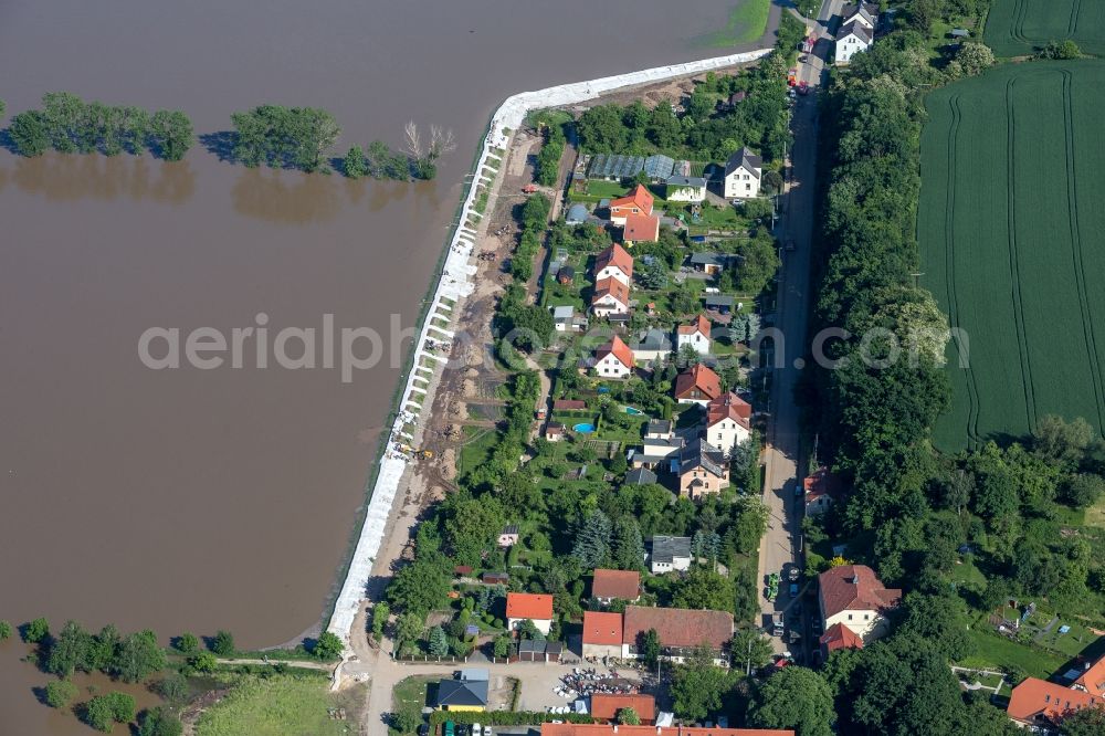 Aerial photograph Coswig - Sandbags are used by helpers to strengthen a wall on the north shore of the Elbe river. They use sandbag damming with the help of heavy machinery