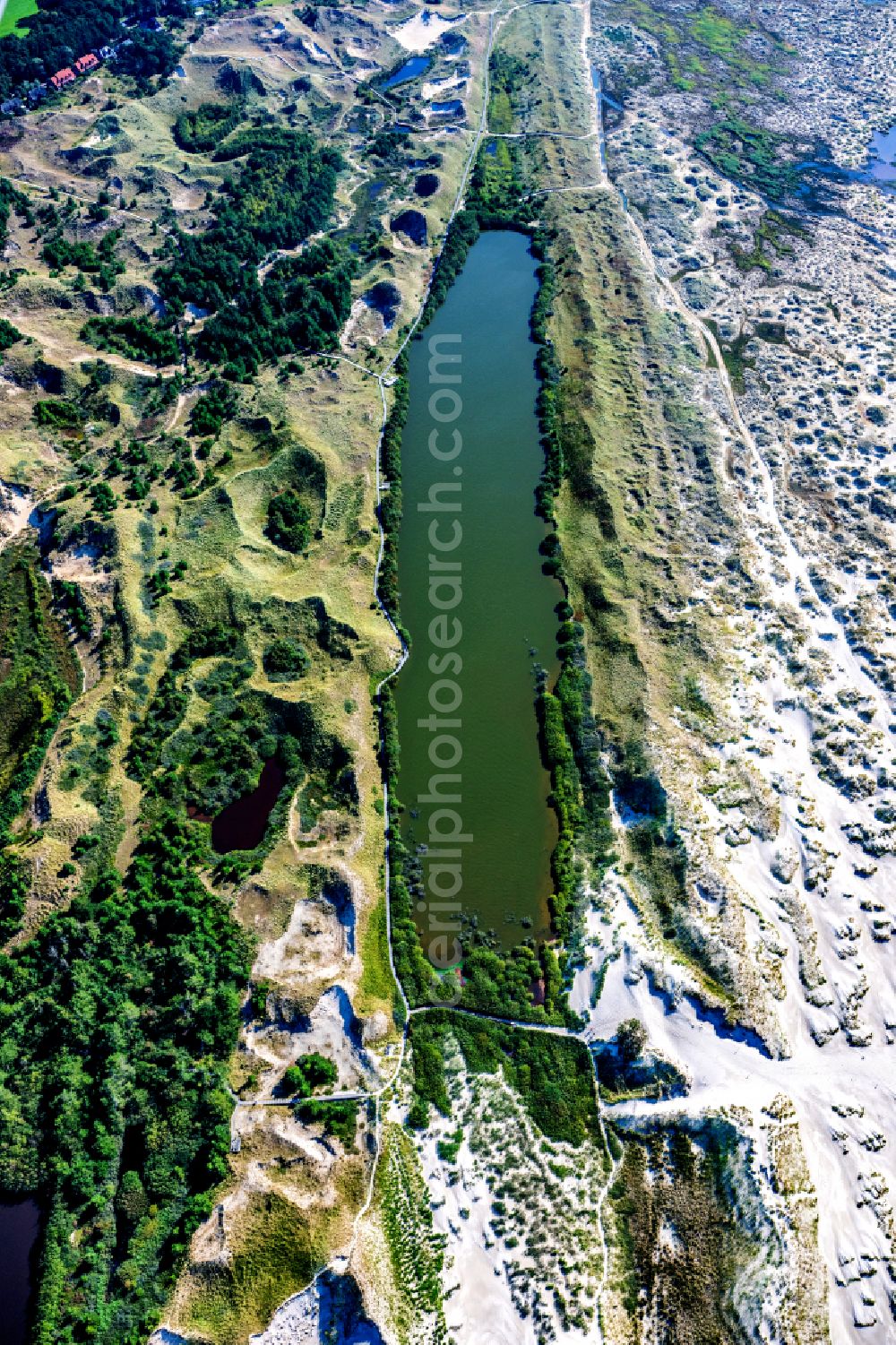 Wittdün auf Amrum from the bird's eye view: Sandy beach and dune landscape with dem Nehrungssee in Wittduen auf Amrum in the state Schleswig-Holstein, Germany