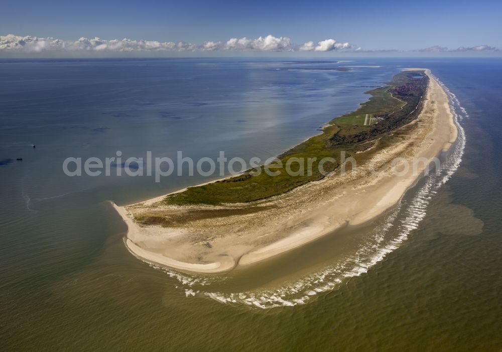 Juist from above - Sandy beach of the coastal area of ​​the North Sea island of Juist in Lower Saxony