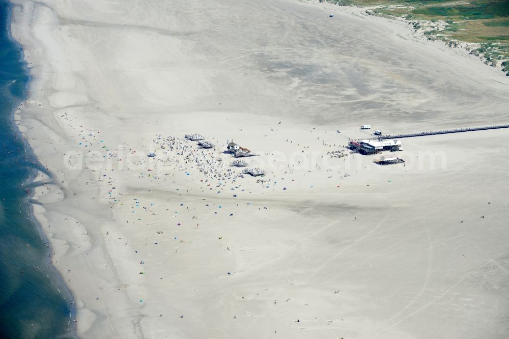 Sankt Peter-Ording from the bird's eye view: Beach landscape on the North Sea coast in the district Sankt Peter-Ording in Sankt Peter-Ording in the state Schleswig-Holstein