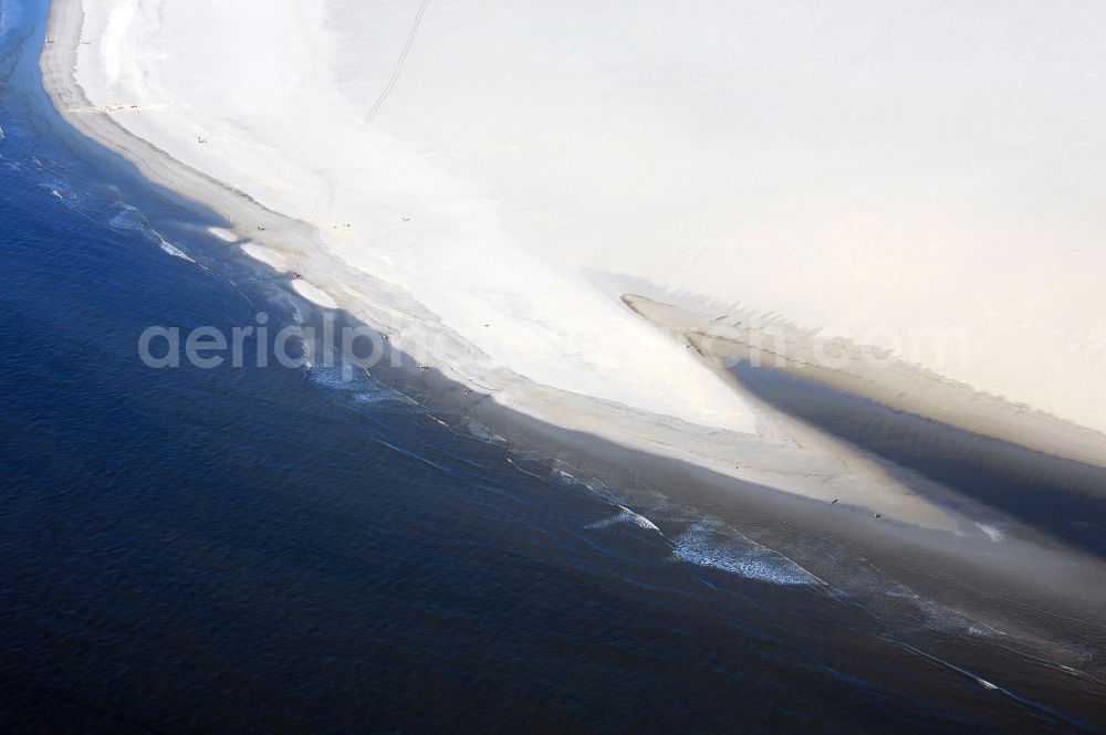 Sankt Peter-Ording from the bird's eye view: Beach landscape on the North Sea coast in Sankt Peter-Ording in the state Schleswig-Holstein