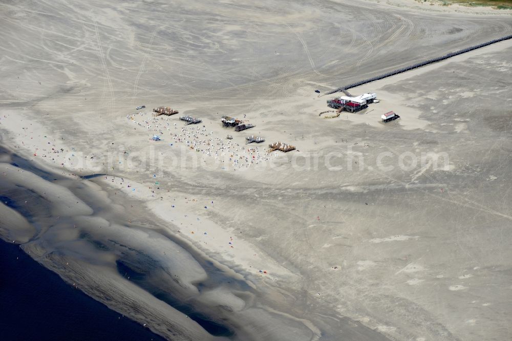 Sankt Peter-Ording from the bird's eye view: Beach landscape on the North Sea coast in Sankt Peter-Ording in the state Schleswig-Holstein