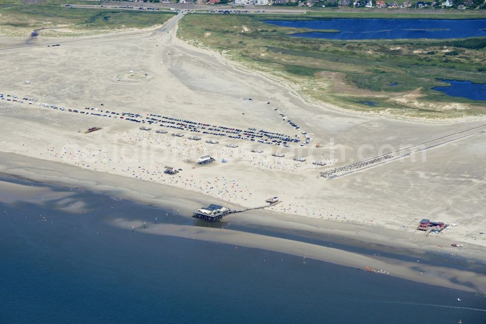 Sankt Peter-Ording from the bird's eye view: Beach landscape on the North Sea coast in Sankt Peter-Ording in the state Schleswig-Holstein