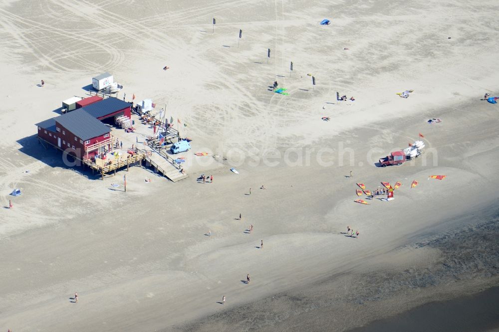 Sankt Peter-Ording from the bird's eye view: Beach landscape on the North Sea coast in Sankt Peter-Ording in the state Schleswig-Holstein