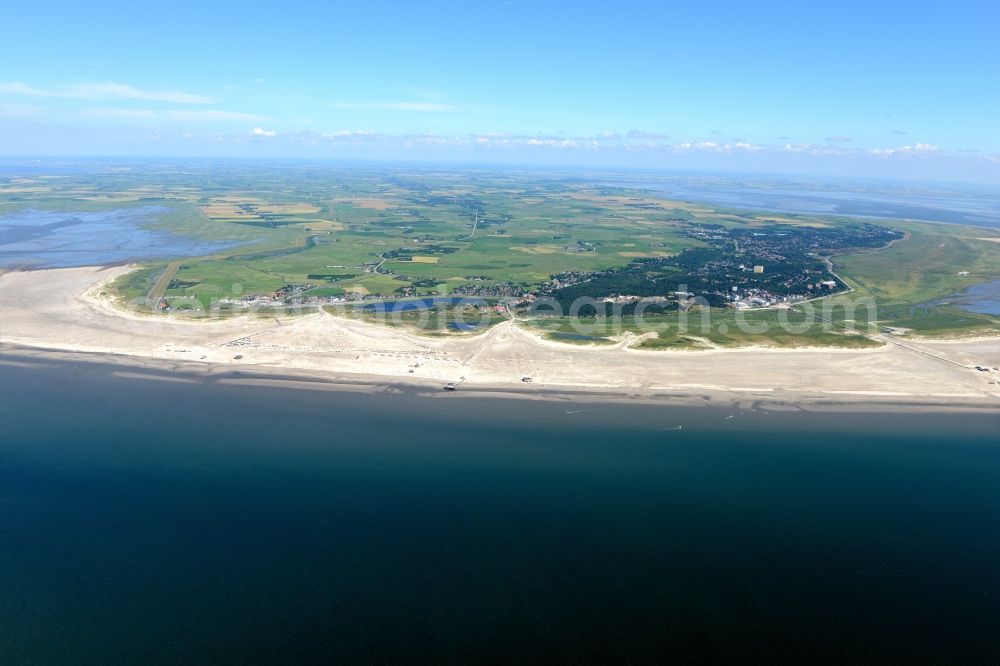 Sankt Peter-Ording from the bird's eye view: Beach landscape on the North Sea coast in Sankt Peter-Ording in the state Schleswig-Holstein