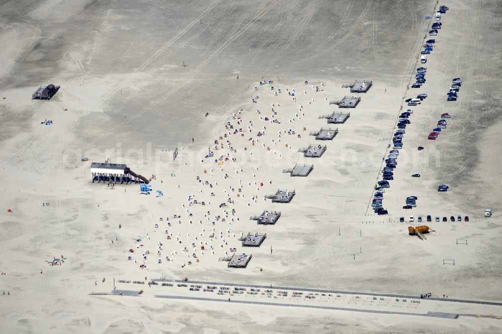 Sankt Peter-Ording from the bird's eye view: Beach landscape on the North Sea coast in Sankt Peter-Ording in the state Schleswig-Holstein