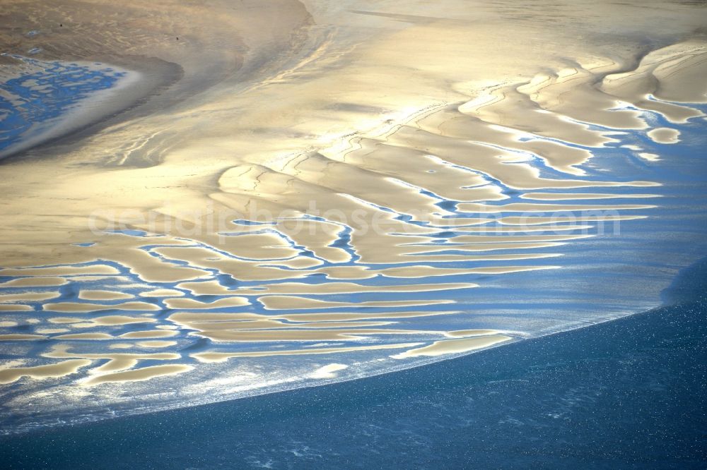 Sankt Peter-Ording from the bird's eye view: Beach landscape on the North Sea coast in Sankt Peter-Ording in the state Schleswig-Holstein