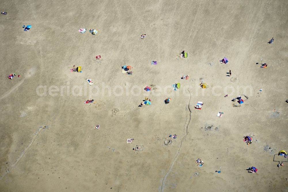 Sankt Peter-Ording from the bird's eye view: Beach landscape on the North Sea coast in Sankt Peter-Ording in the state Schleswig-Holstein