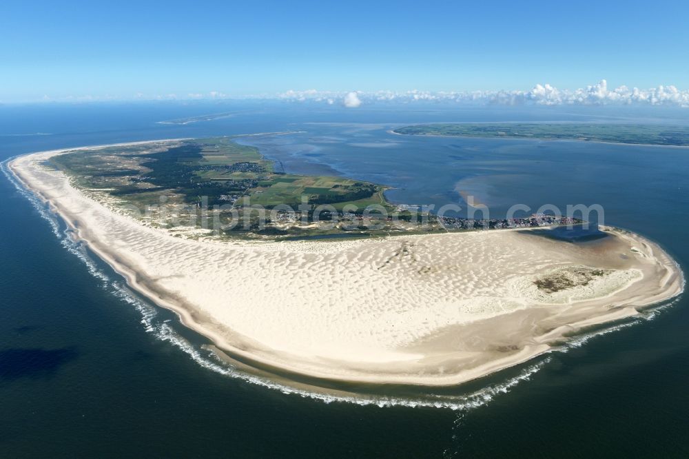 Wittdün auf Amrum from the bird's eye view: Beach landscape on the North Sea in Wittduen auf Amrum in the state Schleswig-Holstein