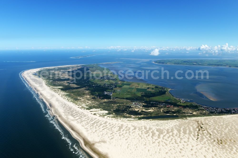 Wittdün auf Amrum from the bird's eye view: Beach landscape on the North Sea in Wittduen auf Amrum in the state Schleswig-Holstein