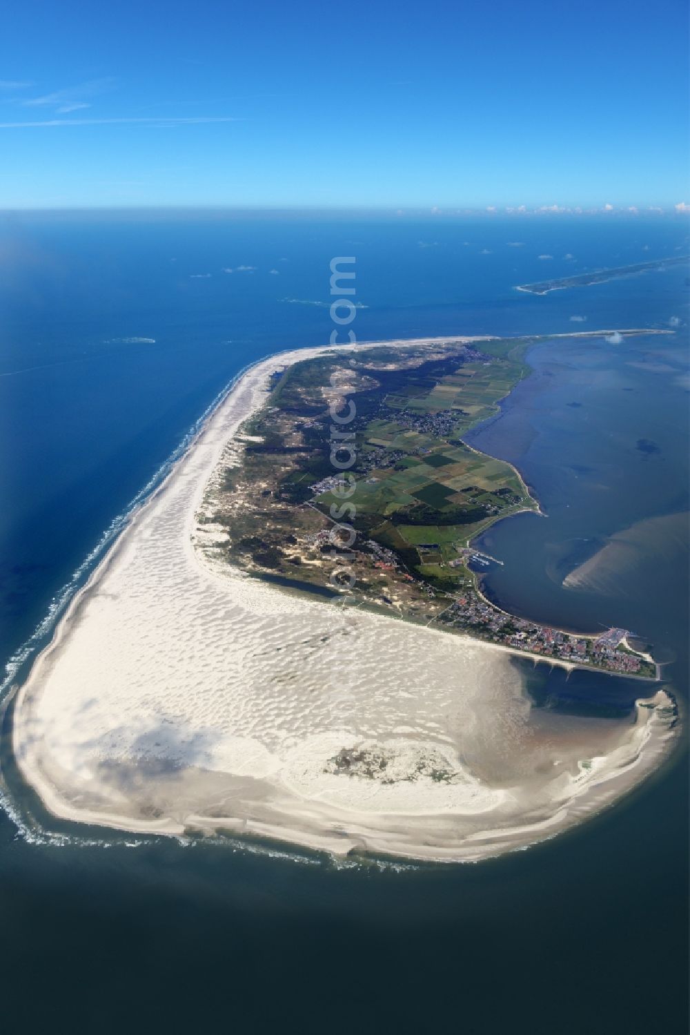 Wittdün auf Amrum from the bird's eye view: Beach landscape on the North Sea in Wittduen auf Amrum in the state Schleswig-Holstein