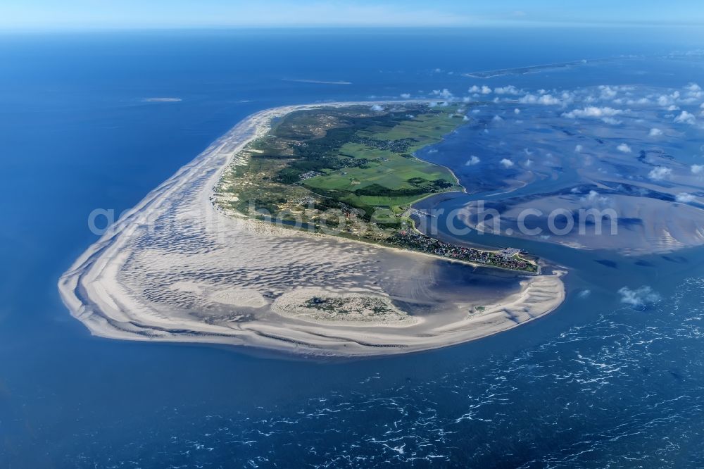 Wittdün auf Amrum from the bird's eye view: Beach landscape on the North Sea in Wittduen auf Amrum in the state Schleswig-Holstein