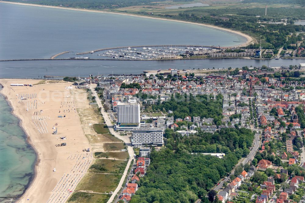 Aerial photograph Rostock - Beach landscape along the in the district Warnemuende in Rostock at the baltic sea coast in the state Mecklenburg - Western Pomerania, Germany