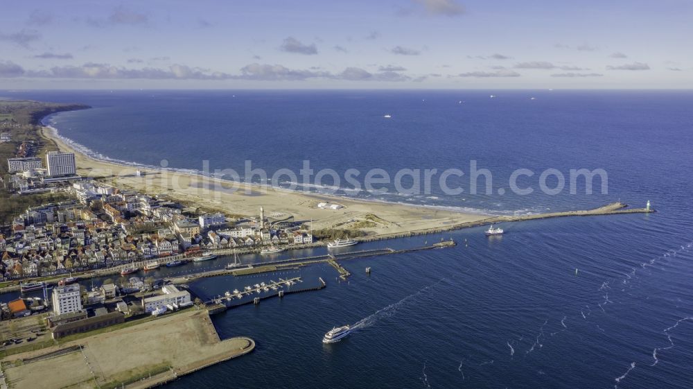 Aerial photograph Rostock - Beach landscape along the in the district Warnemuende in Rostock in the state Mecklenburg - Western Pomerania, Germany