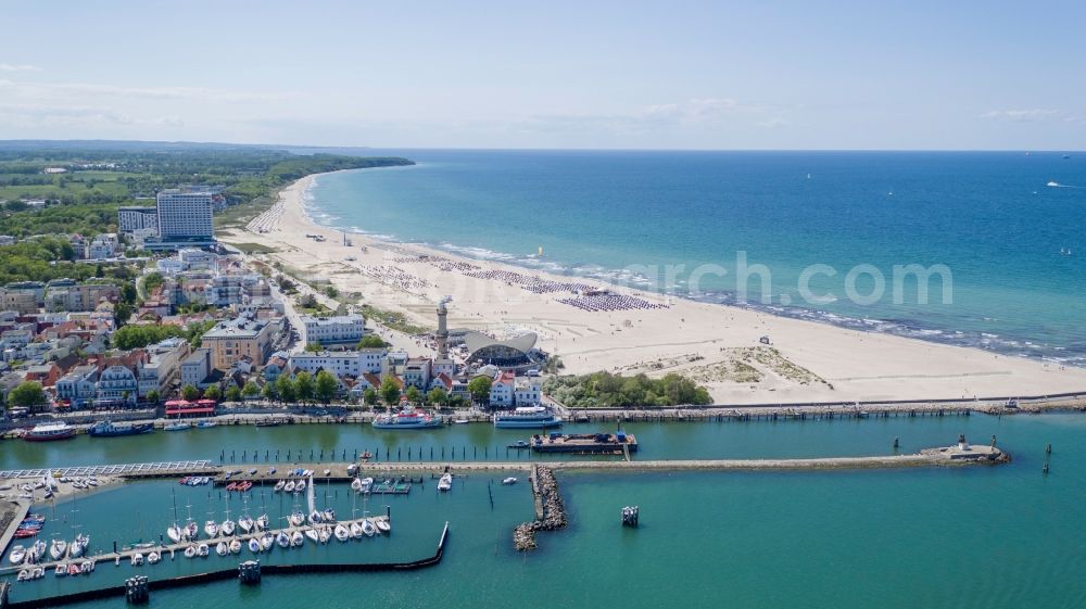 Rostock from the bird's eye view: Beach landscape along the of Baltic Sea in the district Warnemuende in Rostock in the state Mecklenburg - Western Pomerania, Germany