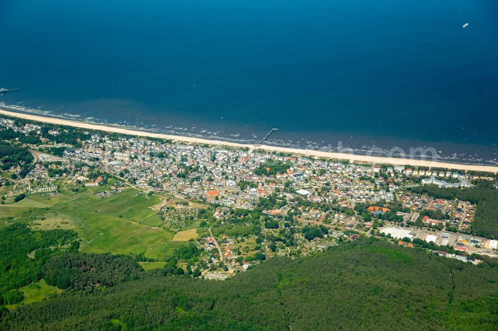 Seebad Ahlbeck from the bird's eye view: Beach landscape on the Baltic Sea in Seebad Ahlbeck in the state Mecklenburg - Western Pomerania