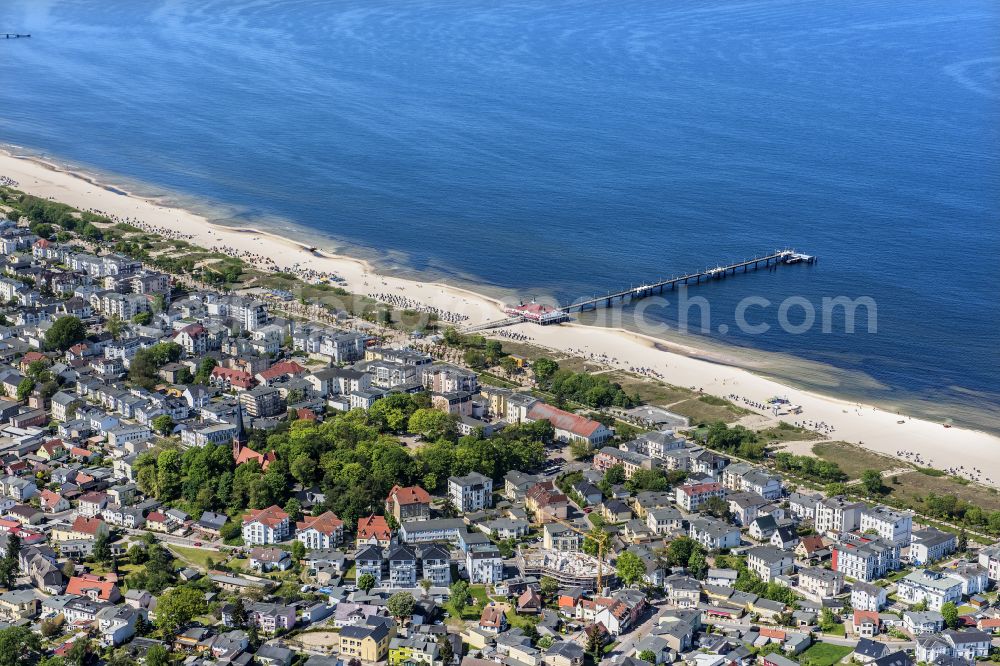 Heringsdorf from the bird's eye view: Beach landscape on the Baltic Sea in Seebad Ahlbeck in the state Mecklenburg - Western Pomerania