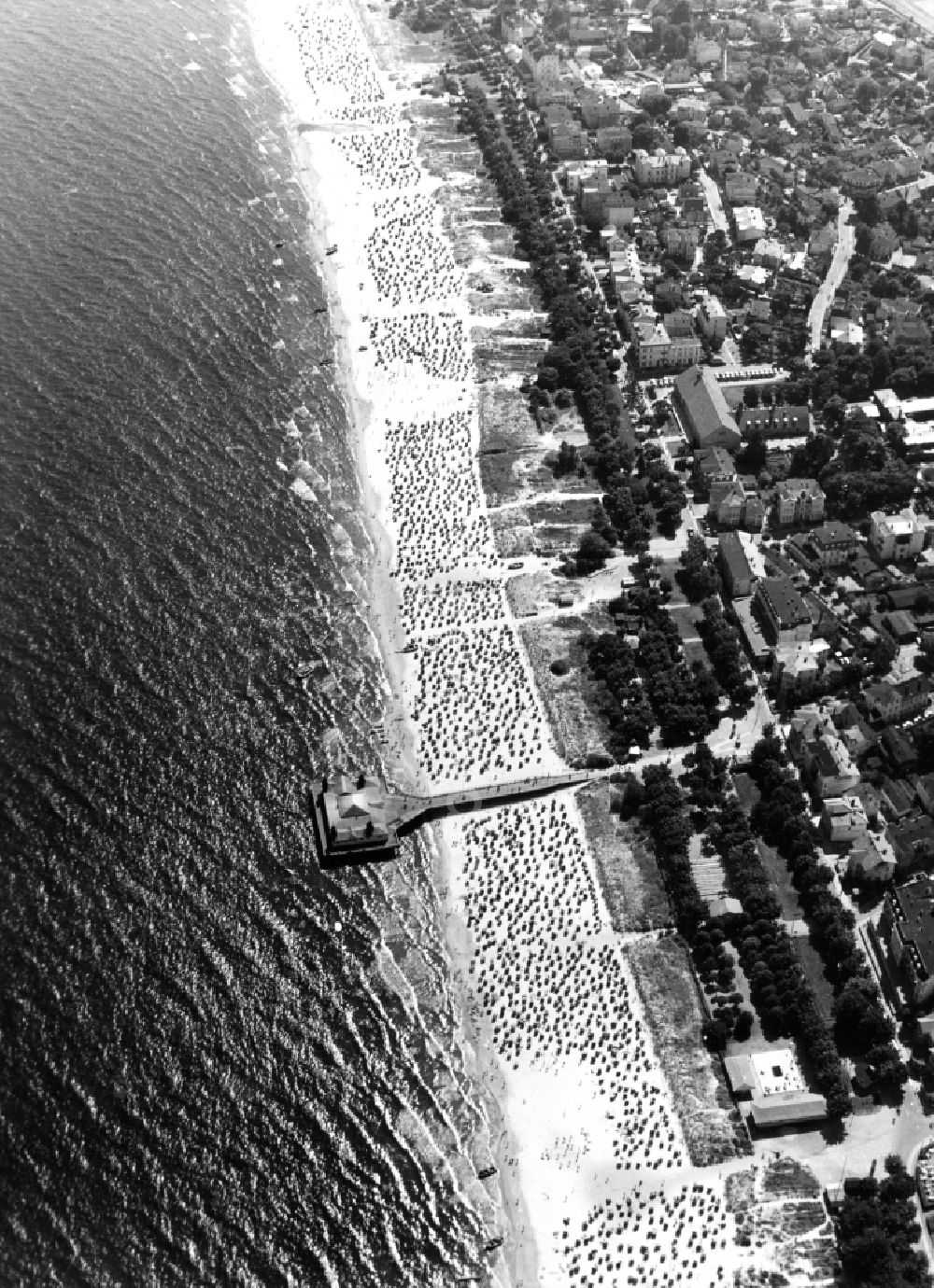 Seebad Ahlbeck from the bird's eye view: Beach landscape along the of Baltic Sea in Seebad Ahlbeck on the island of Usedom in the state Mecklenburg - Western Pomerania, Germany