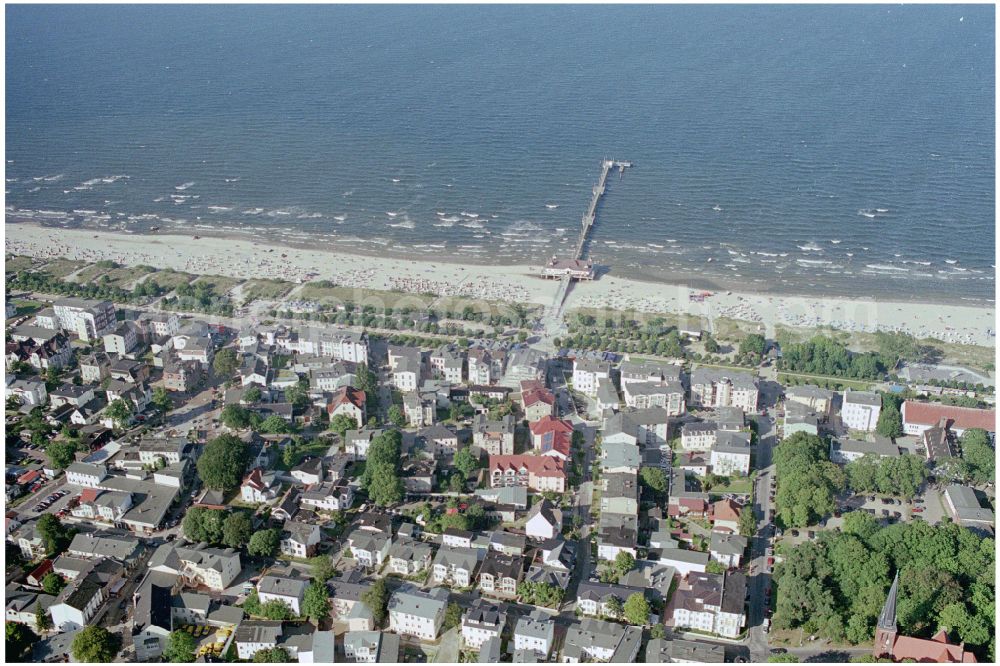 Seebad Heringsdorf from the bird's eye view: Beach landscape along the of Baltic Sea in Seebad Heringsdorf on the island of Usedom in the state Mecklenburg - Western Pomerania, Germany