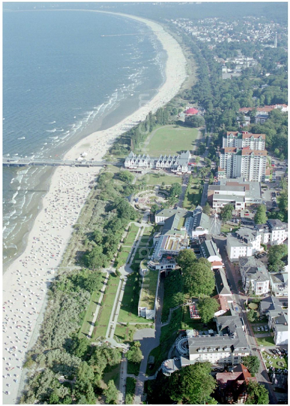 Seebad Heringsdorf from the bird's eye view: Beach landscape along the of Baltic Sea in Seebad Heringsdorf on the island of Usedom in the state Mecklenburg - Western Pomerania, Germany