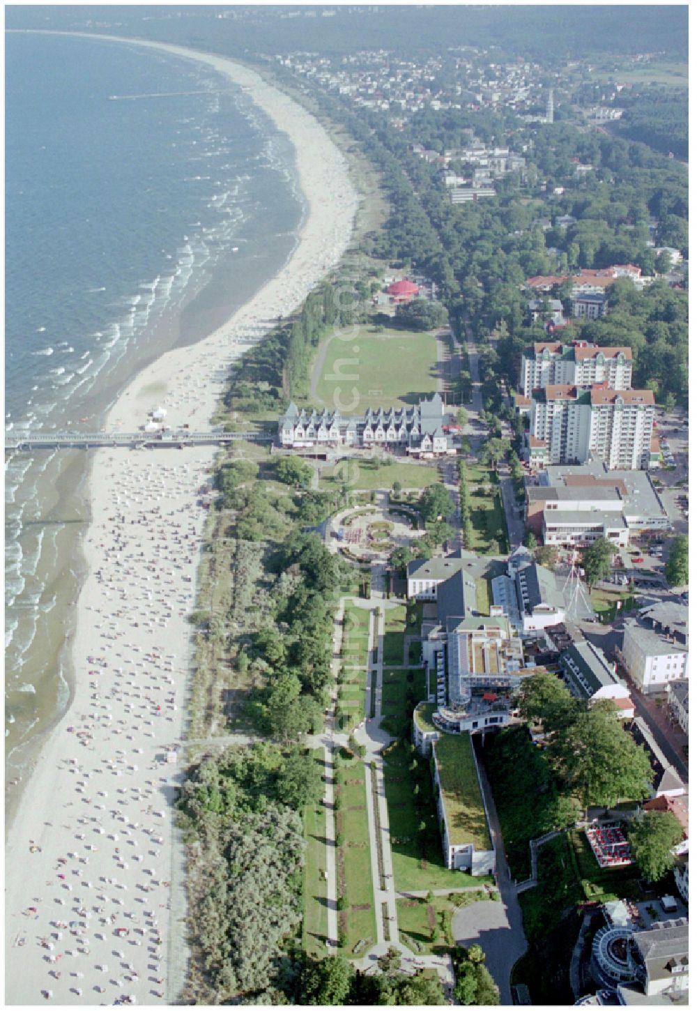 Aerial image Seebad Heringsdorf - Beach landscape along the of Baltic Sea in Seebad Heringsdorf on the island of Usedom in the state Mecklenburg - Western Pomerania, Germany