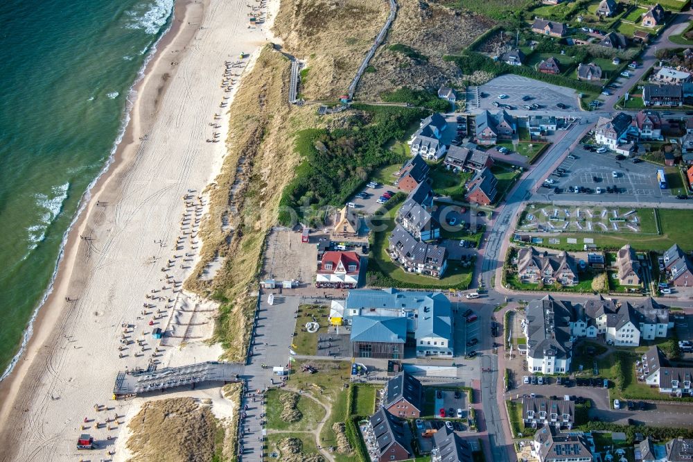 Wenningstedt (Sylt) from the bird's eye view: Beach landscape along the and Promenade in Wenningstedt (Sylt) at the island Sylt in the state Schleswig-Holstein, Germany