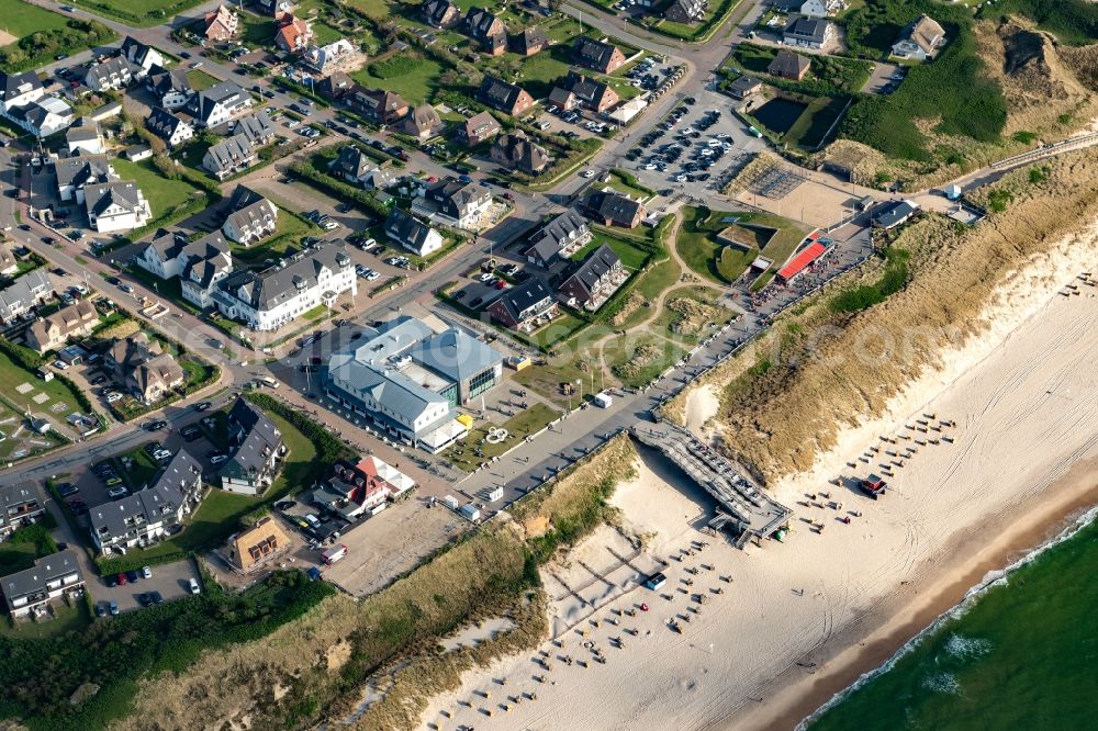 Aerial image Wenningstedt (Sylt) - Beach landscape along the and Promenade in Wenningstedt (Sylt) at the island Sylt in the state Schleswig-Holstein, Germany