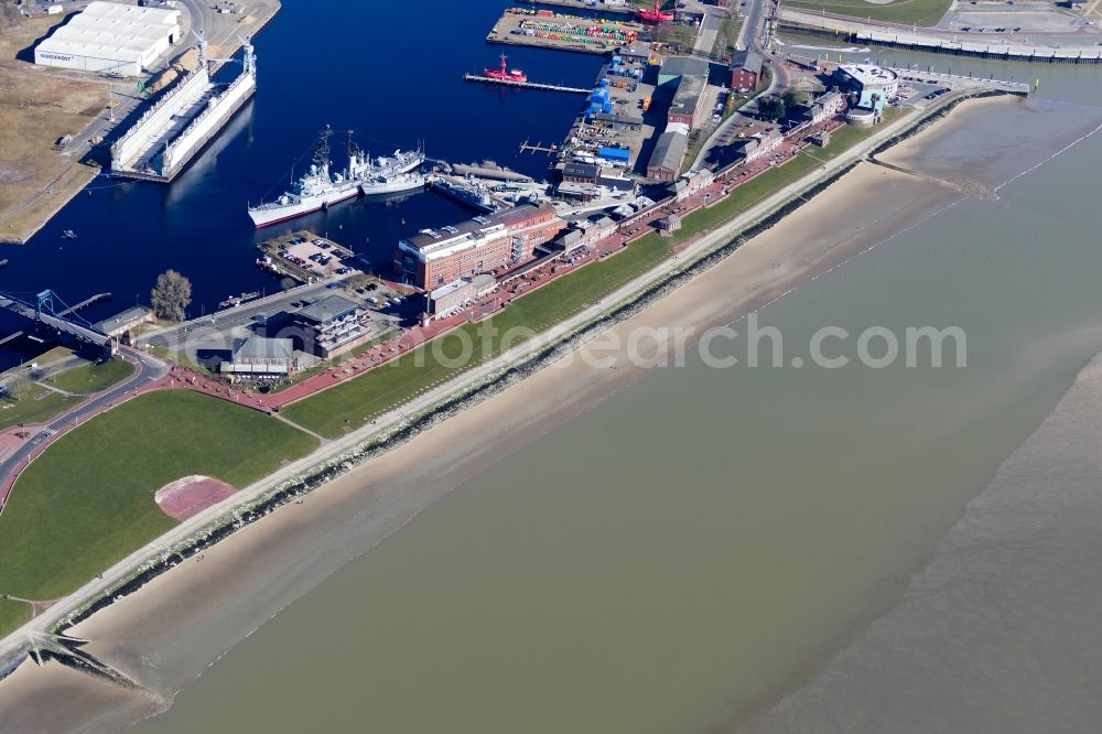 Wilhelmshaven from the bird's eye view: Beach landscape along the Suedstrand in Wilhelmshaven in the state Lower Saxony, Germany