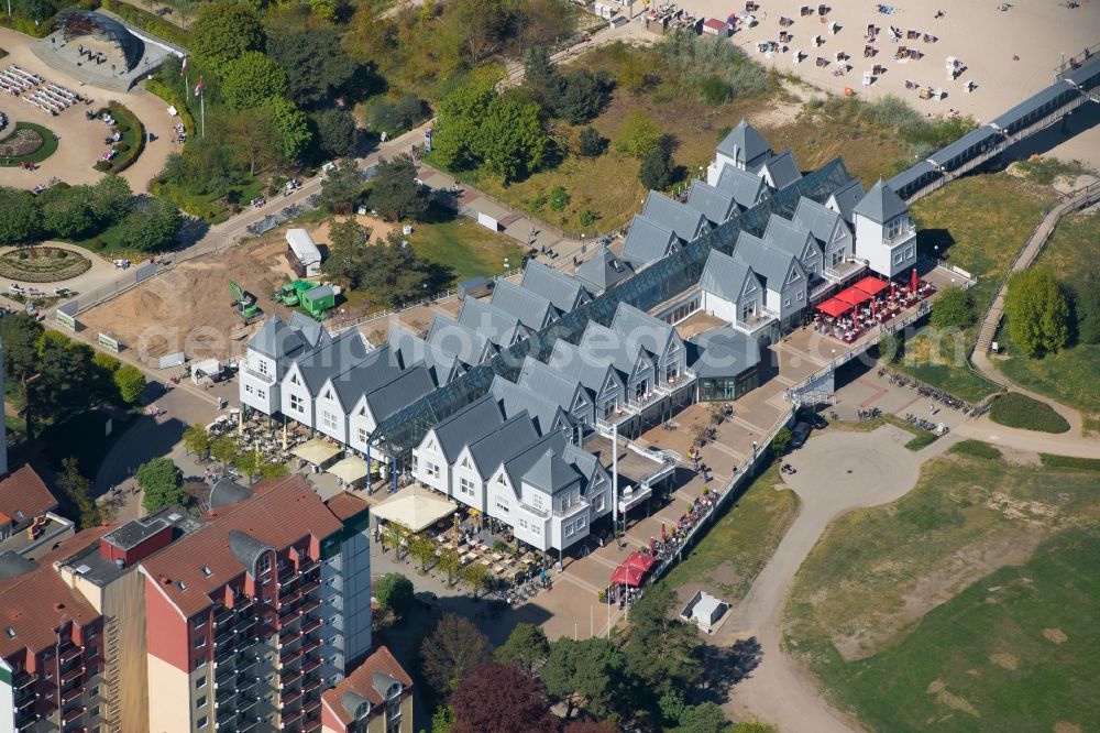 Aerial image Heringsdorf - Sand and beach landscape on the pier of Seebruecke Heringsdorf in Heringsdorf in the state Mecklenburg - Western Pomerania, Germany