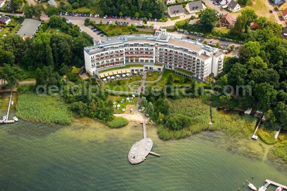 Aerial photograph Göhren-Lebbin - Sand and beach landscape on the pier of Hotel Iberotel Fleesensee in Goehren-Lebbin in the state Mecklenburg - Western Pomerania