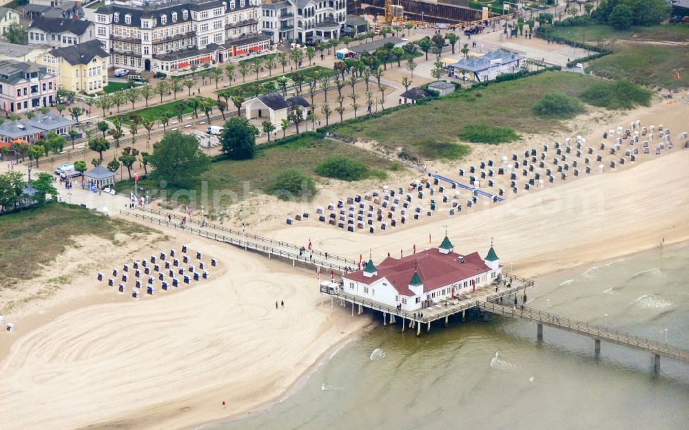 Seebad Ahlbeck from the bird's eye view: Sand and beach landscape at the pier in the seaside resort Ahlbeck in Heringsdorf on the island of Usedom in the state Mecklenburg-Western Pomerania