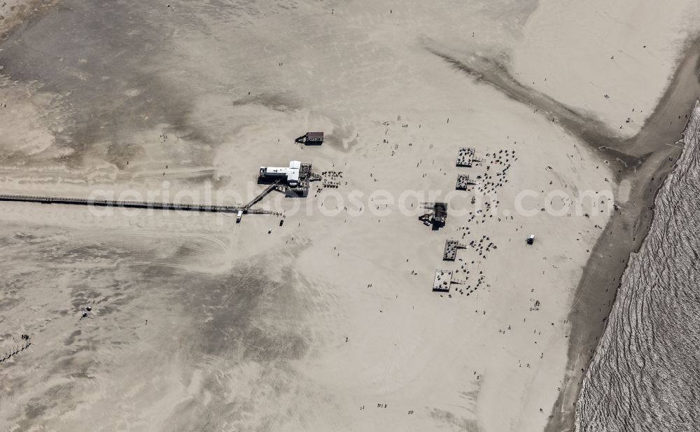 Sankt Peter-Ording from the bird's eye view: Sand and beach landscape on the pier in the district Sankt Peter-Ording in Sankt Peter-Ording in the state Schleswig-Holstein