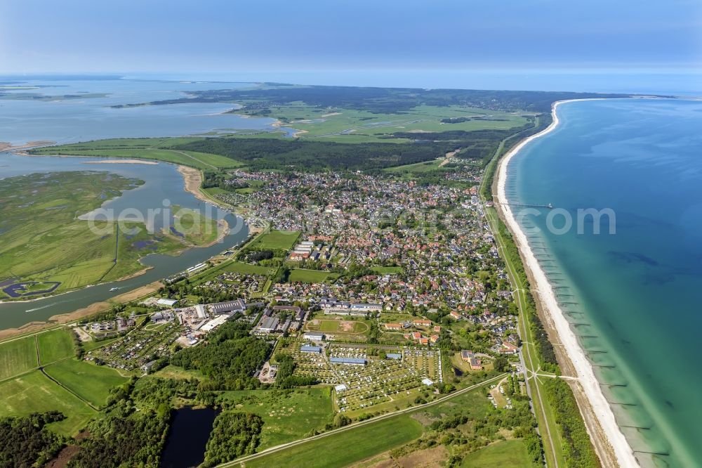 Aerial photograph Zingst - Sand and beach landscape on the pier Zingst in Zingst in the state Mecklenburg - Western Pomerania