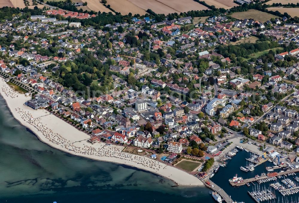 Laboe from above - Beach landscape along the on Strandstrasse in Laboe on the Kiel Fjord in the state Schleswig-Holstein, Germany