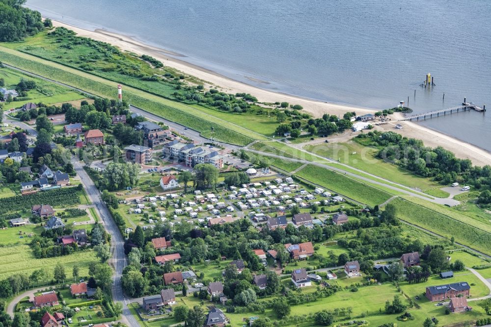 Aerial photograph Drochtersen - Sandy beach landscape along the banks of the river auf of Elbinsel Krautsand with Ferien and Hotelanlagen in Drochtersen in the state Lower Saxony, Germany