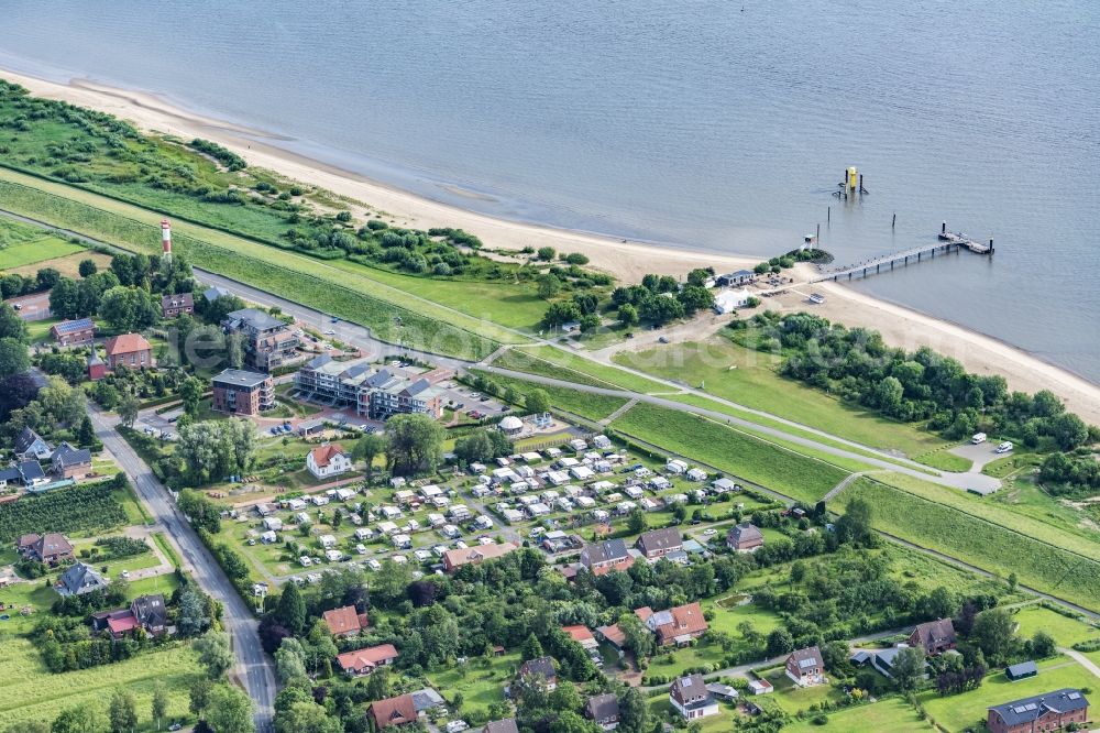 Drochtersen from above - Sandy beach landscape along the banks of the river auf of Elbinsel Krautsand with Ferien and Hotelanlagen in Drochtersen in the state Lower Saxony, Germany